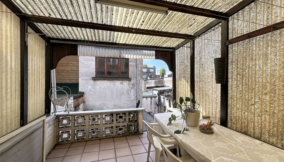 Te moderniseren charmante conforta-woning met 3 slaapkamers en tuin, gelegen aan de vernieuwde Lakborslei.
Via de inkomhal bereikt u de gezellige leefruimte met zitgedeelte en eetkamer. Aansluitend bevindt zich de gedeeltelijk ge&iuml;nstalleerde keuken, uitg