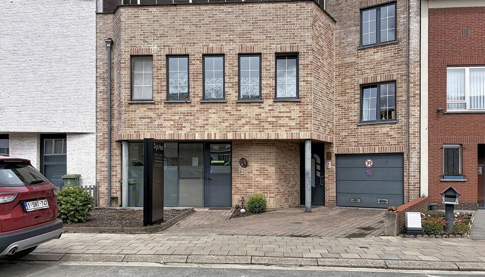 Deze uitzonderlijk ruime, instapklare woning met een bewoonbare oppervlakte van maar liefst 353 m&sup2; biedt tal van mogelijkheden. Dankzij de indeling is ze ideaal als kangoeroewoning, zorgwoning, praktijk- of kantoorruimte aan huis, of voor een combinatie 
