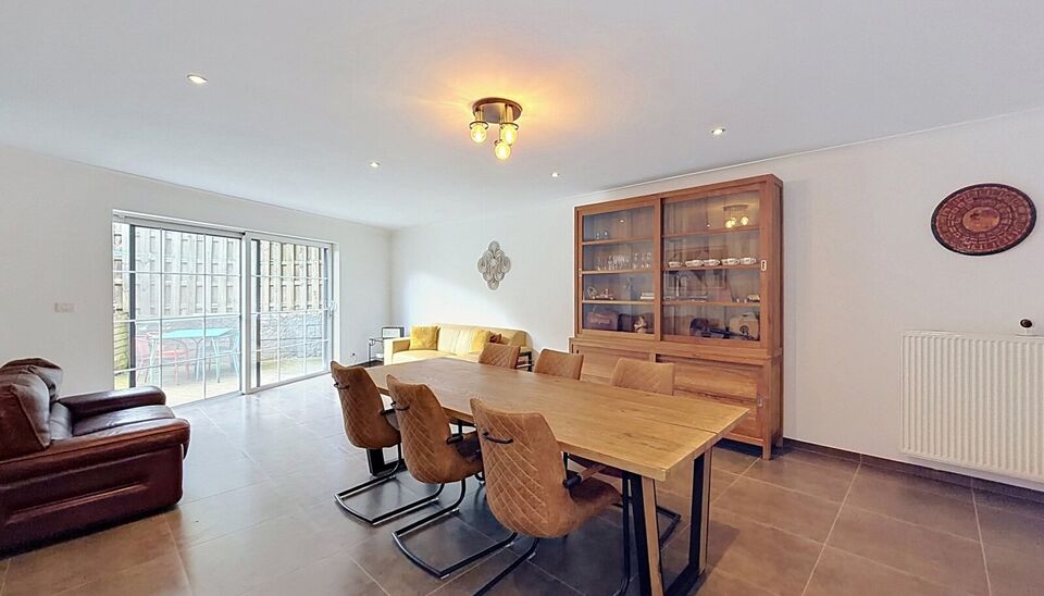 Deze uitzonderlijk ruime, instapklare woning met een bewoonbare oppervlakte van maar liefst 353 m&sup2; biedt tal van mogelijkheden. Dankzij de indeling is ze ideaal als kangoeroewoning, zorgwoning, praktijk- of kantoorruimte aan huis, of voor een combinatie 