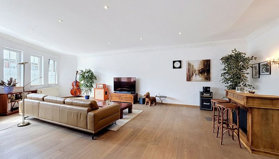 Deze uitzonderlijk ruime, instapklare woning met een bewoonbare oppervlakte van maar liefst 353 m&sup2; biedt tal van mogelijkheden. Dankzij de indeling is ze ideaal als kangoeroewoning, zorgwoning, praktijk- of kantoorruimte aan huis, of voor een combinatie 