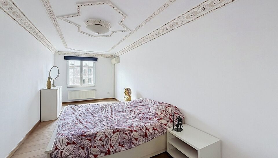 Deze uitzonderlijk ruime, instapklare woning met een bewoonbare oppervlakte van maar liefst 353 m&sup2; biedt tal van mogelijkheden. Dankzij de indeling is ze ideaal als kangoeroewoning, zorgwoning, praktijk- of kantoorruimte aan huis, of voor een combinatie 