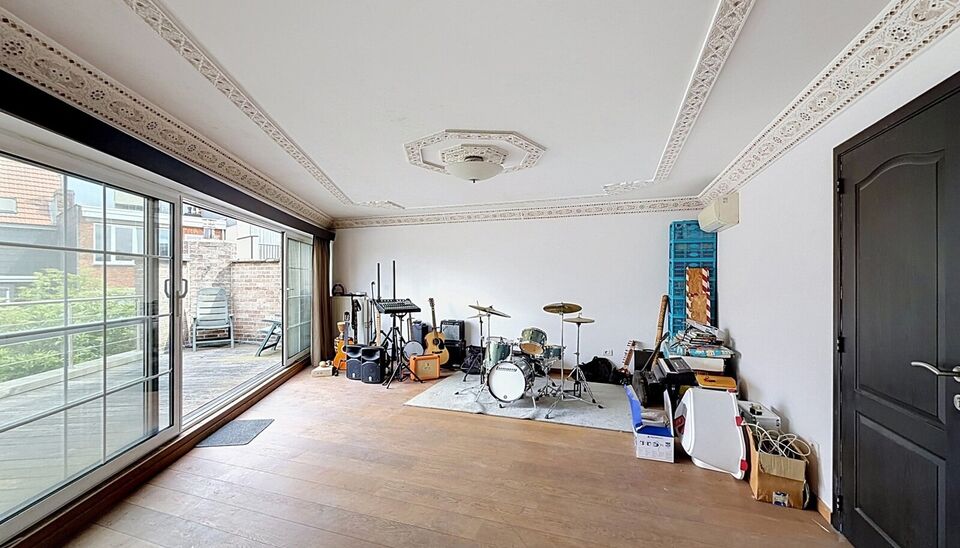 Deze uitzonderlijk ruime, instapklare woning met een bewoonbare oppervlakte van maar liefst 353 m&sup2; biedt tal van mogelijkheden. Dankzij de indeling is ze ideaal als kangoeroewoning, zorgwoning, praktijk- of kantoorruimte aan huis, of voor een combinatie 