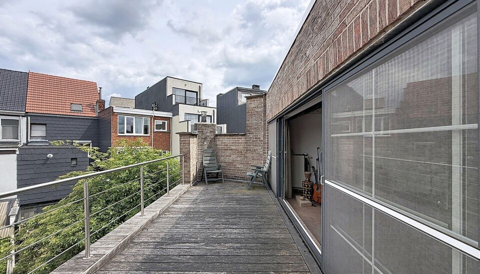 Deze uitzonderlijk ruime, instapklare woning met een bewoonbare oppervlakte van maar liefst 353 m&sup2; biedt tal van mogelijkheden. Dankzij de indeling is ze ideaal als kangoeroewoning, zorgwoning, praktijk- of kantoorruimte aan huis, of voor een combinatie 