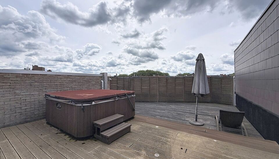 Deze uitzonderlijk ruime, instapklare woning met een bewoonbare oppervlakte van maar liefst 353 m&sup2; biedt tal van mogelijkheden. Dankzij de indeling is ze ideaal als kangoeroewoning, zorgwoning, praktijk- of kantoorruimte aan huis, of voor een combinatie 