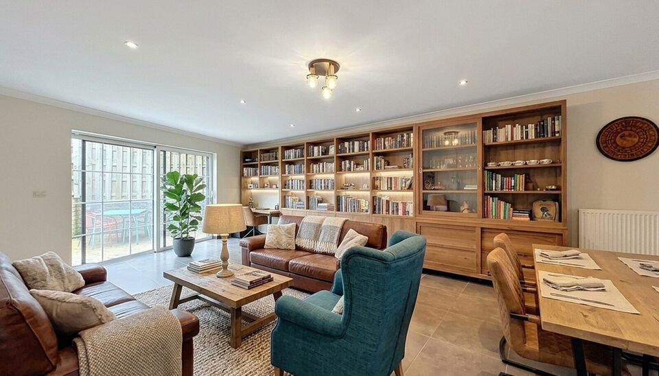 Deze uitzonderlijk ruime, instapklare woning met een bewoonbare oppervlakte van maar liefst 353 m&sup2; biedt tal van mogelijkheden. Dankzij de indeling is ze ideaal als kangoeroewoning, zorgwoning, praktijk- of kantoorruimte aan huis, of voor een combinatie 