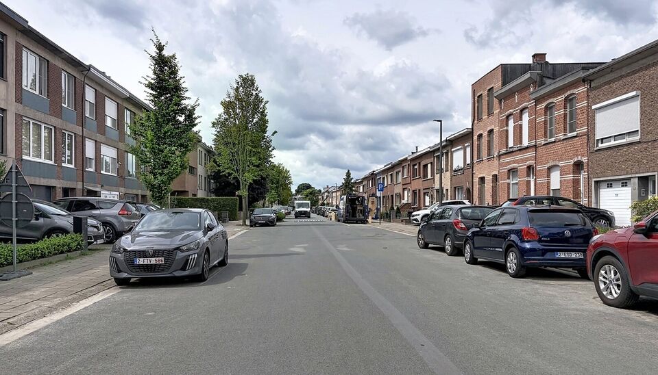 Deze uitzonderlijk ruime, instapklare woning met een bewoonbare oppervlakte van maar liefst 353 m&sup2; biedt tal van mogelijkheden. Dankzij de indeling is ze ideaal als kangoeroewoning, zorgwoning, praktijk- of kantoorruimte aan huis, of voor een combinatie 