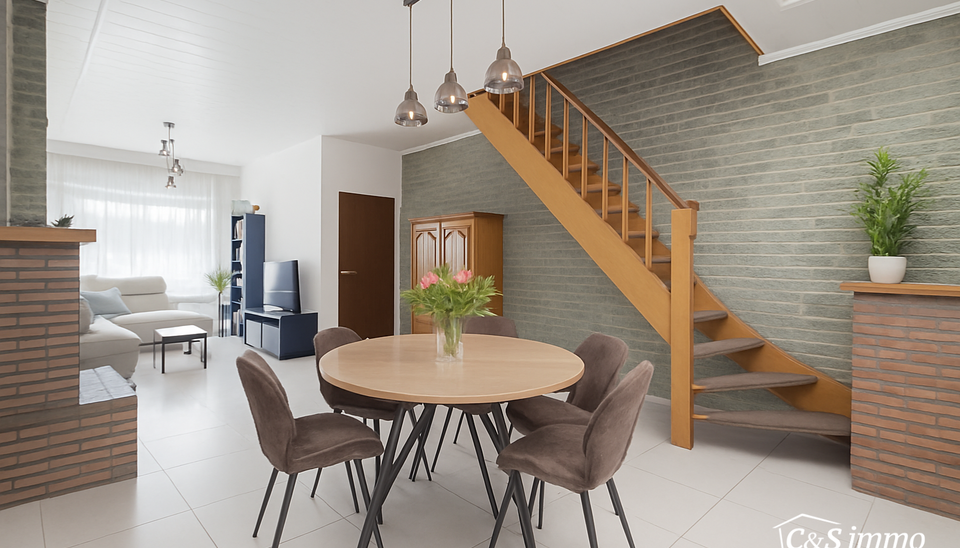 Stap binnen in deze gezellige woning met drie slaapkamers en tuin. Via de gezellige inkomhal komt u binnen in de leefruimte. U kan genieten van een open ruimte van maar liefst 40m² geaccentueerd met sierhaard. Achteraan de woning een ruime keuken met vee