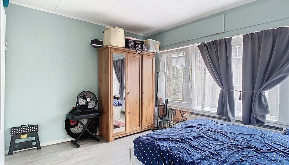 Stap binnen in deze gezellige woning met drie slaapkamers en tuin. Via de gezellige inkomhal komt u binnen in de leefruimte. U kan genieten van een open ruimte van maar liefst 40m² geaccentueerd met sierhaard. Achteraan de woning een ruime keuken met vee