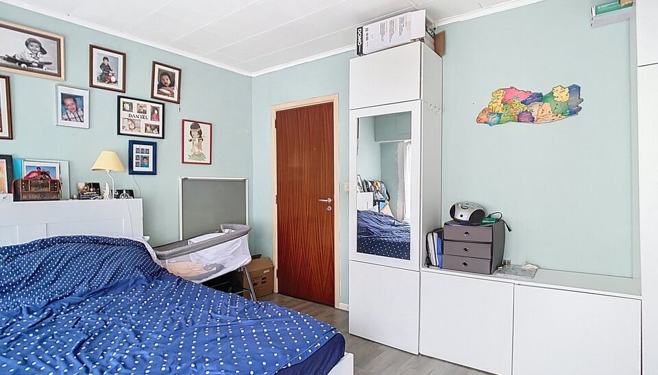 Stap binnen in deze gezellige woning met drie slaapkamers en tuin. Via de gezellige inkomhal komt u binnen in de leefruimte. U kan genieten van een open ruimte van maar liefst 40m² geaccentueerd met sierhaard. Achteraan de woning een ruime keuken met vee