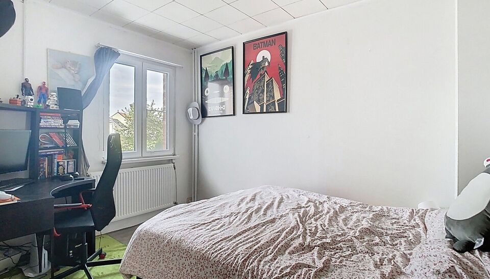 Stap binnen in deze gezellige woning met drie slaapkamers en tuin. Via de gezellige inkomhal komt u binnen in de leefruimte. U kan genieten van een open ruimte van maar liefst 40m² geaccentueerd met sierhaard. Achteraan de woning een ruime keuken met vee