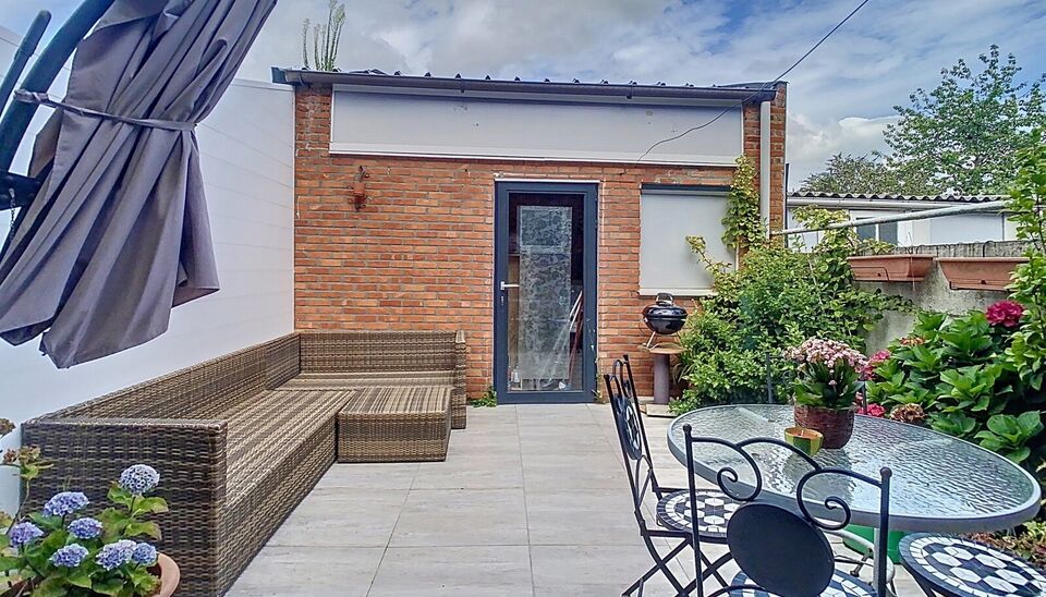 Stap binnen in deze gezellige woning met drie slaapkamers en tuin. Via de gezellige inkomhal komt u binnen in de leefruimte. U kan genieten van een open ruimte van maar liefst 40m² geaccentueerd met sierhaard. Achteraan de woning een ruime keuken met vee