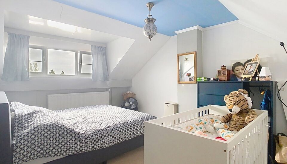 Stap binnen in deze gezellige woning met drie slaapkamers en tuin. Via de gezellige inkomhal komt u binnen in de leefruimte. U kan genieten van een open ruimte van maar liefst 40m² geaccentueerd met sierhaard. Achteraan de woning een ruime keuken met vee