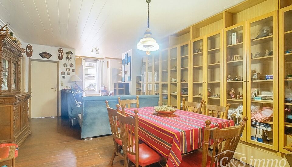 Via de inkomhal betreedt u de ruime woonkamer (ca.36 m²) aan de voorzijde. De open keuken (ca.18 m²) is voorzien van een gasvuur, dampkap, oven en een vaatwasser. De keuken verleent toegang tot de ruime tuin (ca.98 m²) aan de achterzijde. Hier kan u ve