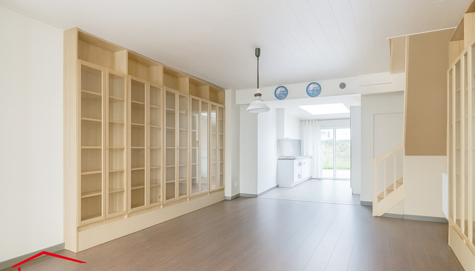 Via de inkomhal betreedt u de ruime woonkamer (ca.36 m²) aan de voorzijde. De open keuken (ca.18 m²) is voorzien van een gasvuur, dampkap, oven en een vaatwasser. De keuken verleent toegang tot de ruime tuin (ca.98 m²) aan de achterzijde. Hier kan u ve