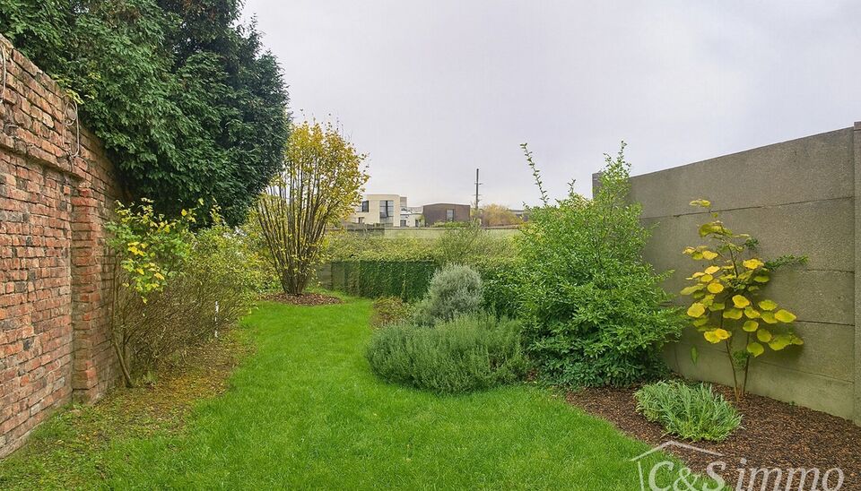 Via de inkomhal betreedt u de ruime woonkamer (ca.36 m²) aan de voorzijde. De open keuken (ca.18 m²) is voorzien van een gasvuur, dampkap, oven en een vaatwasser. De keuken verleent toegang tot de ruime tuin (ca.98 m²) aan de achterzijde. Hier kan u ve