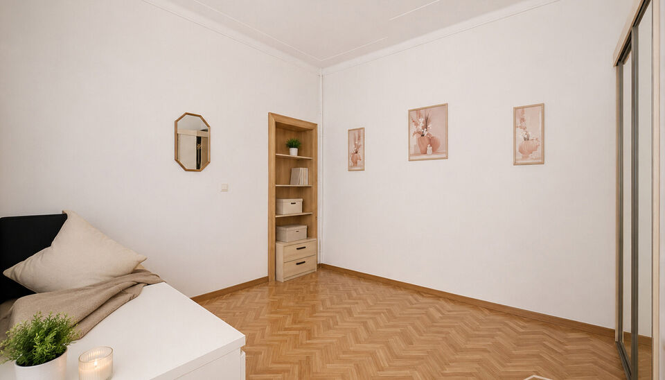 Via de inkomhal krijg je toegang tot de drie slaapkamers op de benedenverdieping. Aansluitend vind je een ruimte met toilet en douchekamer mogelijkheden, verder komt u in de veranda die uitgeeft op de gezellige tuin. Op de eerste verdieping komt u de woon