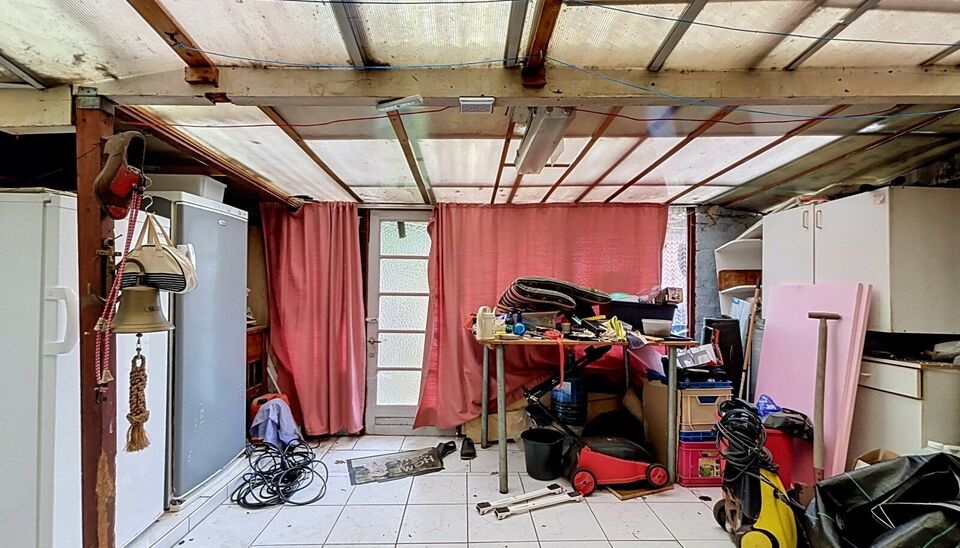 Via de inkomhal krijg je toegang tot de drie slaapkamers op de benedenverdieping. Aansluitend vind je een ruimte met toilet en douchekamer mogelijkheden, verder komt u in de veranda die uitgeeft op de gezellige tuin. Op de eerste verdieping komt u de woon