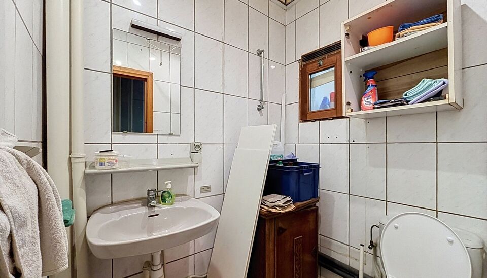Via de inkomhal krijg je toegang tot de drie slaapkamers op de benedenverdieping. Aansluitend vind je een ruimte met toilet en douchekamer mogelijkheden, verder komt u in de veranda die uitgeeft op de gezellige tuin. Op de eerste verdieping komt u de woon
