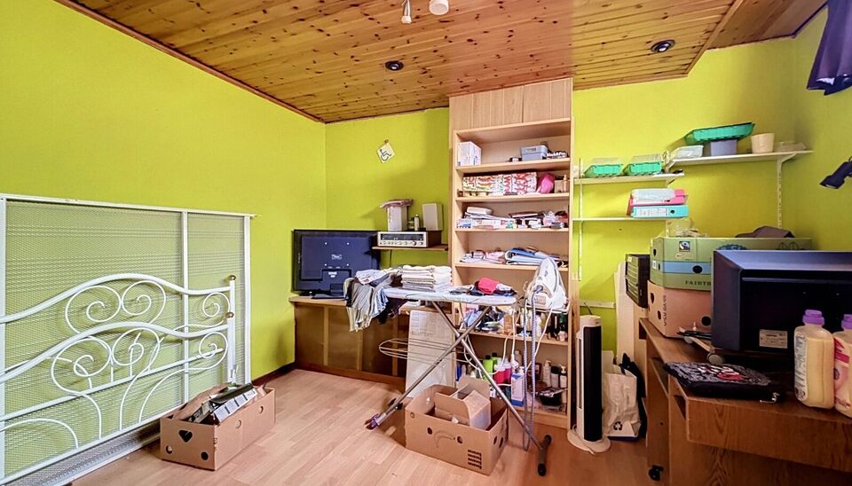 Via de inkomhal krijg je toegang tot de drie slaapkamers op de benedenverdieping. Aansluitend vind je een ruimte met toilet en douchekamer mogelijkheden, verder komt u in de veranda die uitgeeft op de gezellige tuin. Op de eerste verdieping komt u de woon