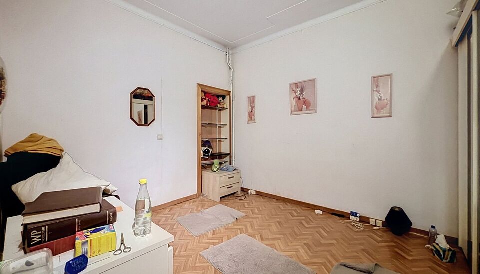 Via de inkomhal krijg je toegang tot de drie slaapkamers op de benedenverdieping. Aansluitend vind je een ruimte met toilet en douchekamer mogelijkheden, verder komt u in de veranda die uitgeeft op de gezellige tuin. Op de eerste verdieping komt u de woon