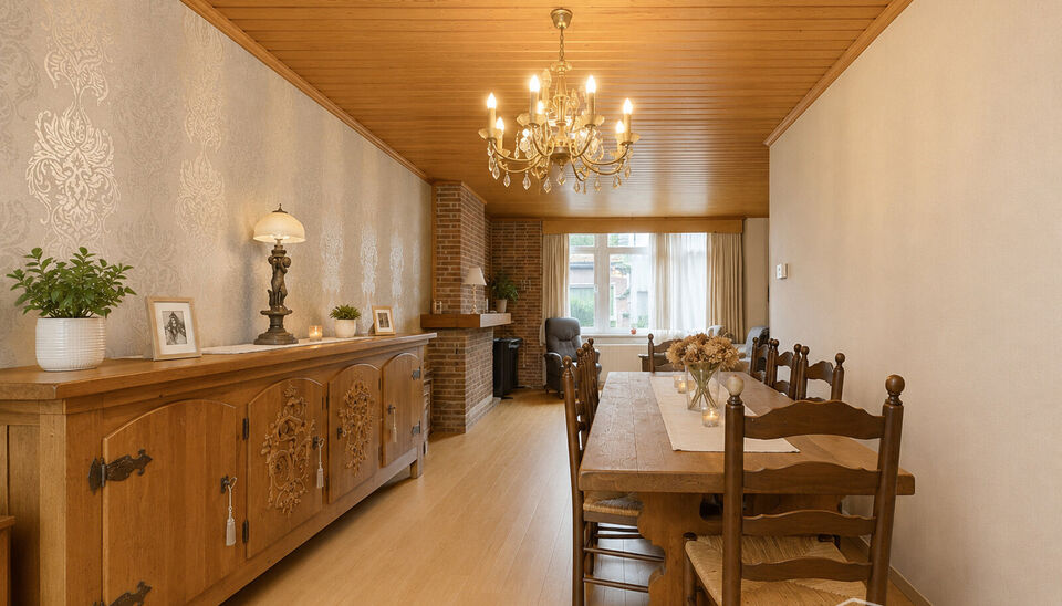 Via de inkomhal krijg je toegang tot de drie slaapkamers op de benedenverdieping. Aansluitend vind je een ruimte met toilet en douchekamer mogelijkheden, verder komt u in de veranda die uitgeeft op de gezellige tuin. Op de eerste verdieping komt u de woon