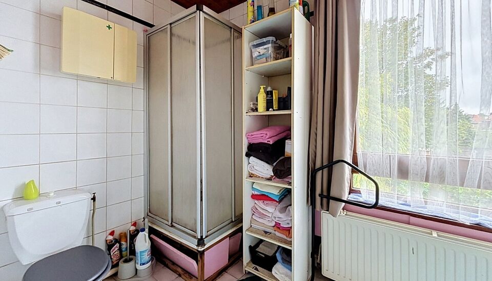 Via de inkomhal krijg je toegang tot de drie slaapkamers op de benedenverdieping. Aansluitend vind je een ruimte met toilet en douchekamer mogelijkheden, verder komt u in de veranda die uitgeeft op de gezellige tuin. Op de eerste verdieping komt u de woon