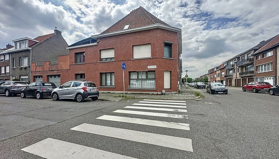 Bent u op zoek naar een ruime gezinswoning met veel mogelijkheden en lichtinval? Deze hoekwoning combineert wooncomfort, praktische indeling.
Op de gelijkvloerse verdieping bevindt zich een lichtrijke leefruimte en eetkamer van samen maar liefst 44m², id