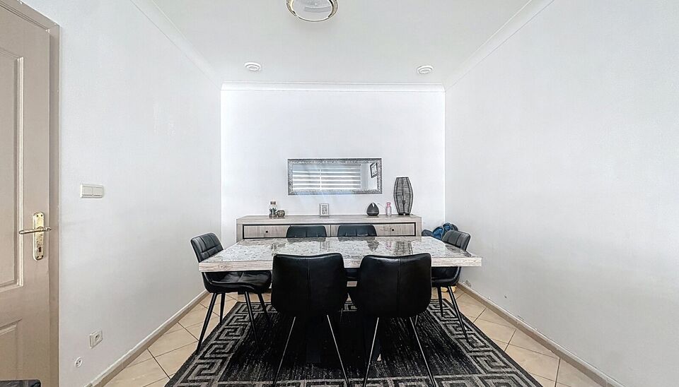 In een kalm en aangenaam straatje vlak bij de levendige Bredabaan bevindt zich deze charmante woning met drie slaapkamers. De woning biedt een praktische indeling en is ideaal voor starters, jonge gezinnen of investeerders.
Op het gelijkvloers vind je een