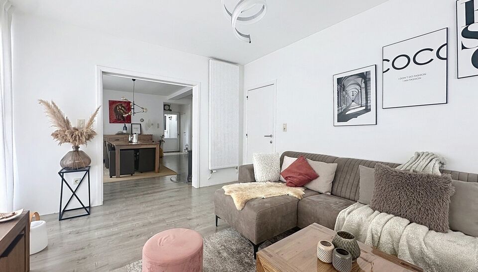 Bent u op zoek naar een ruime gezinswoning met veel mogelijkheden en lichtinval? Deze hoekwoning combineert wooncomfort, praktische indeling.
Op de gelijkvloerse verdieping bevindt zich een lichtrijke leefruimte en eetkamer van samen maar liefst 44m², id