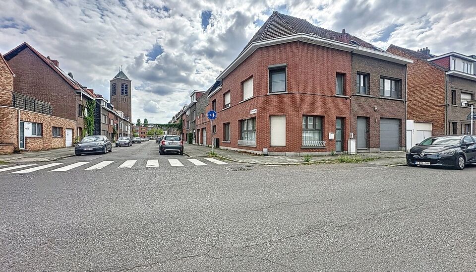 Bent u op zoek naar een ruime gezinswoning met veel mogelijkheden en lichtinval? Deze hoekwoning combineert wooncomfort, praktische indeling.
Op de gelijkvloerse verdieping bevindt zich een lichtrijke leefruimte en eetkamer van samen maar liefst 44m², id