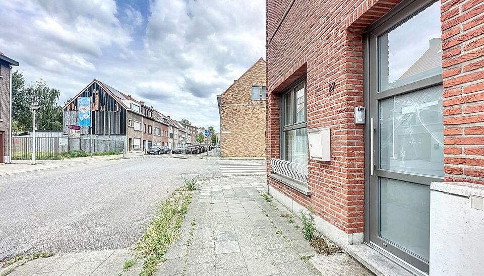 Bent u op zoek naar een ruime gezinswoning met veel mogelijkheden en lichtinval? Deze hoekwoning combineert wooncomfort, praktische indeling.
Op de gelijkvloerse verdieping bevindt zich een lichtrijke leefruimte en eetkamer van samen maar liefst 44m², id