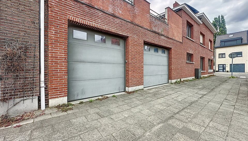 Bent u op zoek naar een ruime gezinswoning met veel mogelijkheden en lichtinval? Deze hoekwoning combineert wooncomfort, praktische indeling.
Op de gelijkvloerse verdieping bevindt zich een lichtrijke leefruimte en eetkamer van samen maar liefst 44m², id