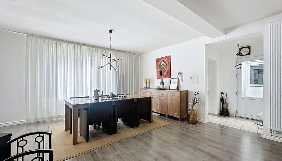 Bent u op zoek naar een ruime gezinswoning met veel mogelijkheden en lichtinval? Deze hoekwoning combineert wooncomfort, praktische indeling.
Op de gelijkvloerse verdieping bevindt zich een lichtrijke leefruimte en eetkamer van samen maar liefst 44m², id