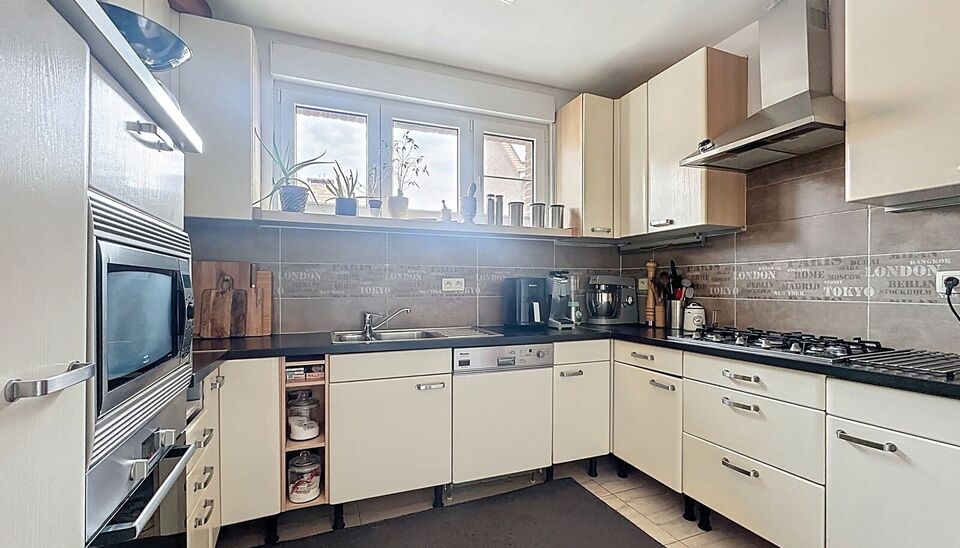 Bent u op zoek naar een ruime gezinswoning met veel mogelijkheden en lichtinval? Deze hoekwoning combineert wooncomfort, praktische indeling.
Op de gelijkvloerse verdieping bevindt zich een lichtrijke leefruimte en eetkamer van samen maar liefst 44m², id