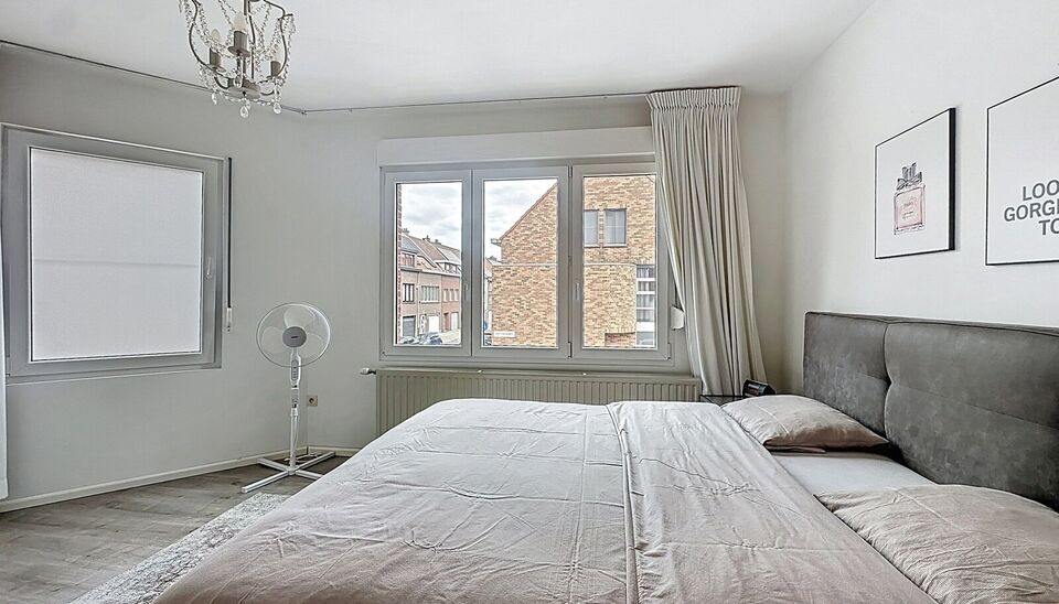 Bent u op zoek naar een ruime gezinswoning met veel mogelijkheden en lichtinval? Deze hoekwoning combineert wooncomfort, praktische indeling.
Op de gelijkvloerse verdieping bevindt zich een lichtrijke leefruimte en eetkamer van samen maar liefst 44m², id