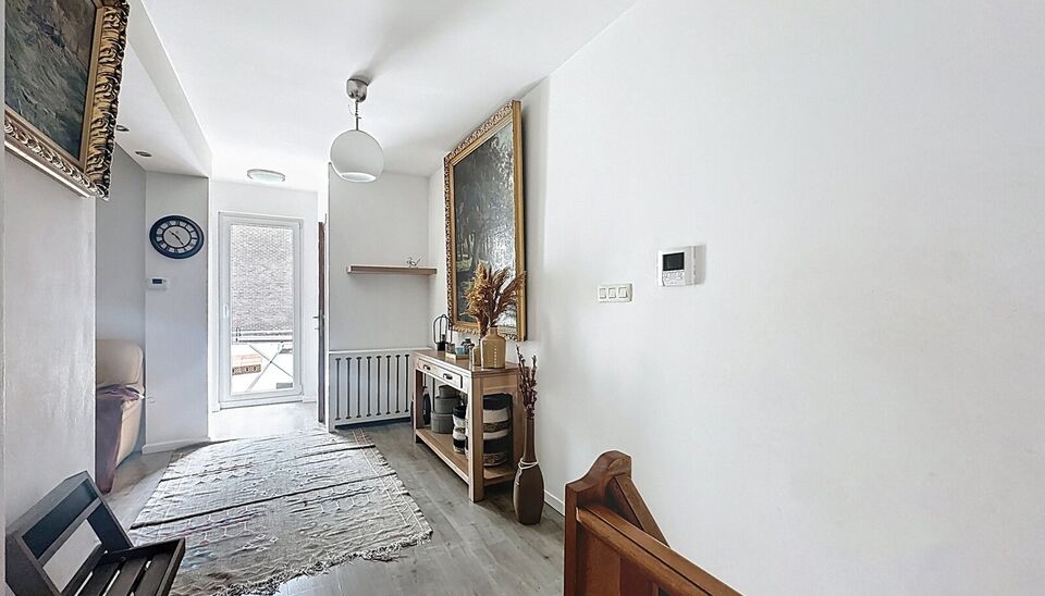 Bent u op zoek naar een ruime gezinswoning met veel mogelijkheden en lichtinval? Deze hoekwoning combineert wooncomfort, praktische indeling.
Op de gelijkvloerse verdieping bevindt zich een lichtrijke leefruimte en eetkamer van samen maar liefst 44m², id