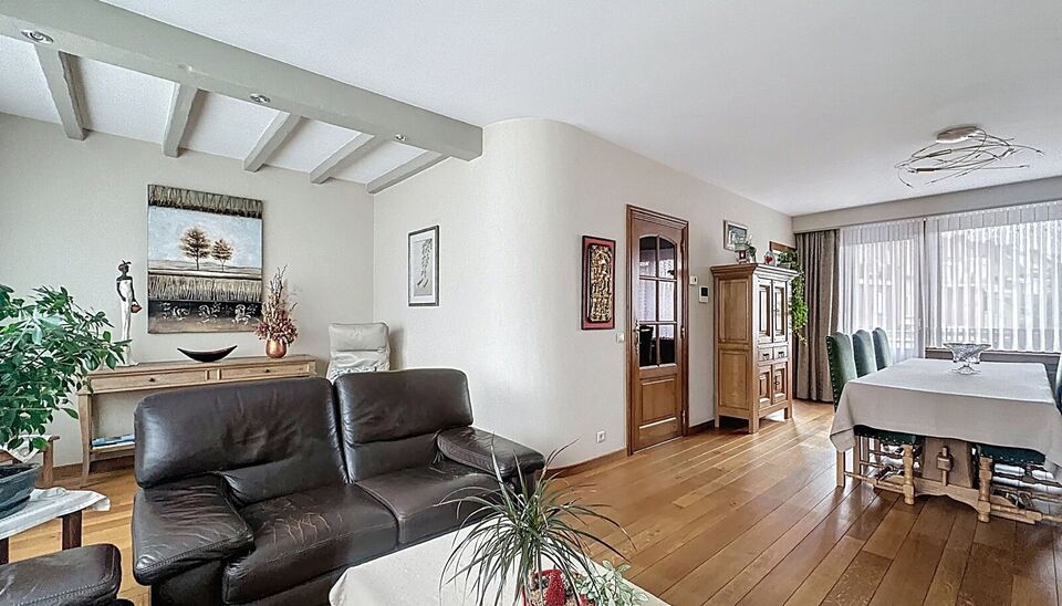 Piekfijn onderhouden bel-etagewoning met zonnige tuin, gelegen op wandelafstand van park Rozendaal.
Op het gelijkvloers bevindt zich een ruime inkomhal met apart gastentoilet en vestiaire. Daarnaast is er een bureel/hobbyruimte (ca. 8 m²) met aansluitend