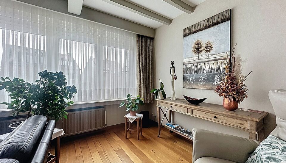 Piekfijn onderhouden bel-etagewoning met zonnige tuin, gelegen op wandelafstand van park Rozendaal.
Op het gelijkvloers bevindt zich een ruime inkomhal met apart gastentoilet en vestiaire. Daarnaast is er een bureel/hobbyruimte (ca. 8 m²) met aansluitend