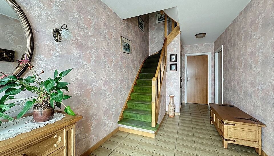 Piekfijn onderhouden bel-etagewoning met zonnige tuin, gelegen op wandelafstand van park Rozendaal.
Op het gelijkvloers bevindt zich een ruime inkomhal met apart gastentoilet en vestiaire. Daarnaast is er een bureel/hobbyruimte (ca. 8 m²) met aansluitend