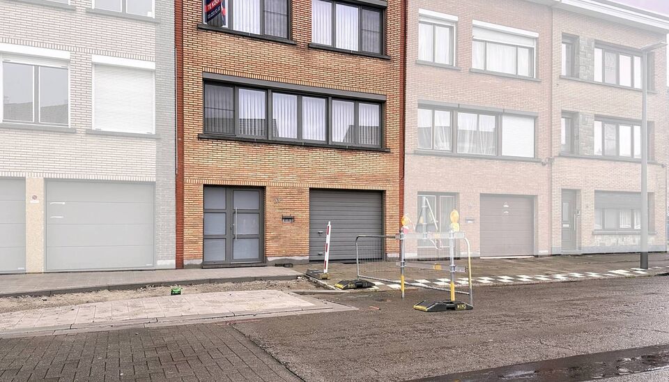 Piekfijn onderhouden bel-etagewoning met zonnige tuin, gelegen op wandelafstand van park Rozendaal.
Op het gelijkvloers bevindt zich een ruime inkomhal met apart gastentoilet en vestiaire. Daarnaast is er een bureel/hobbyruimte (ca. 8 m²) met aansluitend