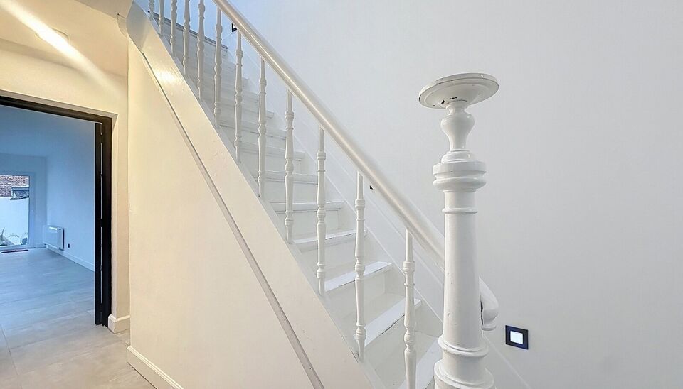 In een rustige straat, maar toch centraal gelegen, bevindt zich deze volledig gerenoveerde woning met onderhoudsvriendelijke tuin. De woning werd met oog voor detail afgewerkt en combineert moderne materialen met een tijdloze stijl. Bij het binnenkomen wo