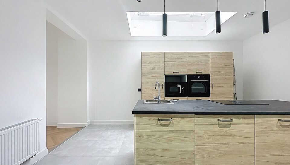 In een rustige straat, maar toch centraal gelegen, bevindt zich deze volledig gerenoveerde woning met onderhoudsvriendelijke tuin. De woning werd met oog voor detail afgewerkt en combineert moderne materialen met een tijdloze stijl. Bij het binnenkomen wo