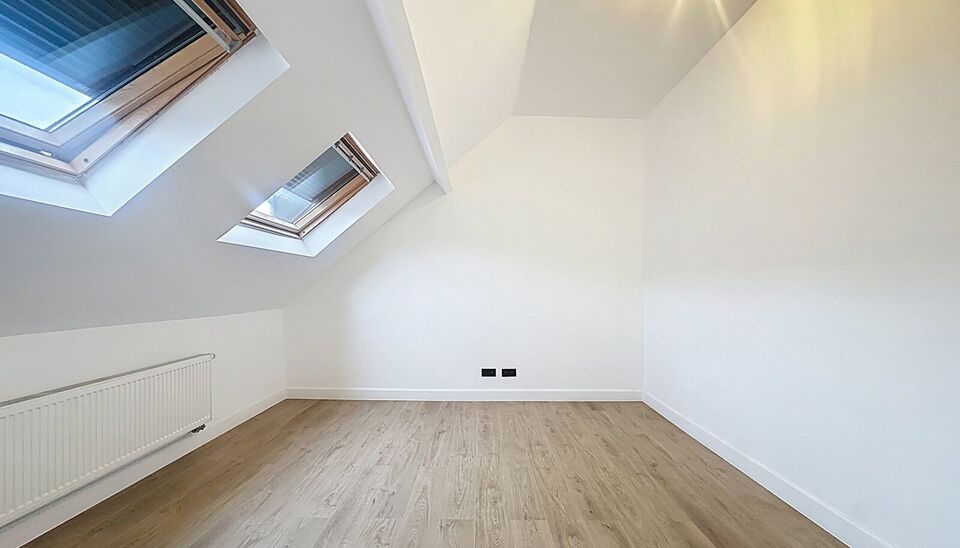 In een rustige straat, maar toch centraal gelegen, bevindt zich deze volledig gerenoveerde woning met onderhoudsvriendelijke tuin. De woning werd met oog voor detail afgewerkt en combineert moderne materialen met een tijdloze stijl. Bij het binnenkomen wo