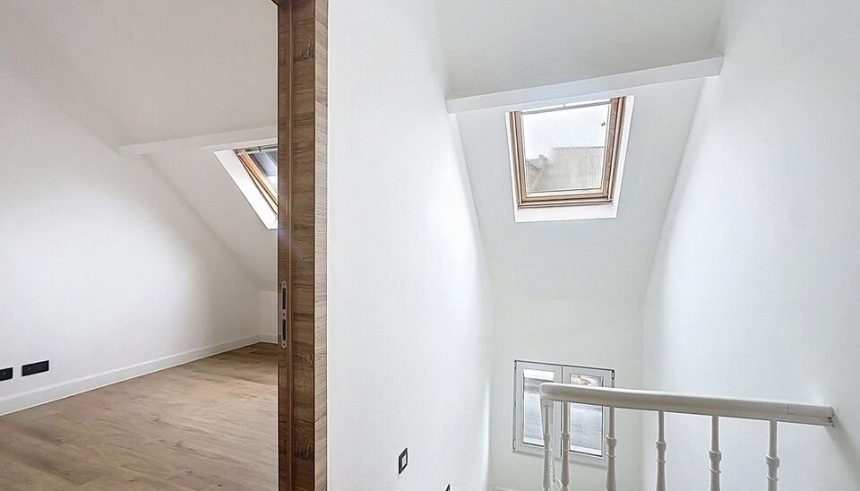 In een rustige straat, maar toch centraal gelegen, bevindt zich deze volledig gerenoveerde woning met onderhoudsvriendelijke tuin. De woning werd met oog voor detail afgewerkt en combineert moderne materialen met een tijdloze stijl. Bij het binnenkomen wo
