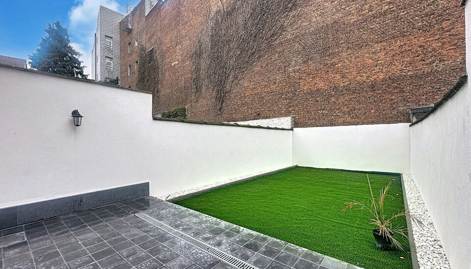 In een rustige straat, maar toch centraal gelegen, bevindt zich deze volledig gerenoveerde woning met onderhoudsvriendelijke tuin. De woning werd met oog voor detail afgewerkt en combineert moderne materialen met een tijdloze stijl. Bij het binnenkomen wo