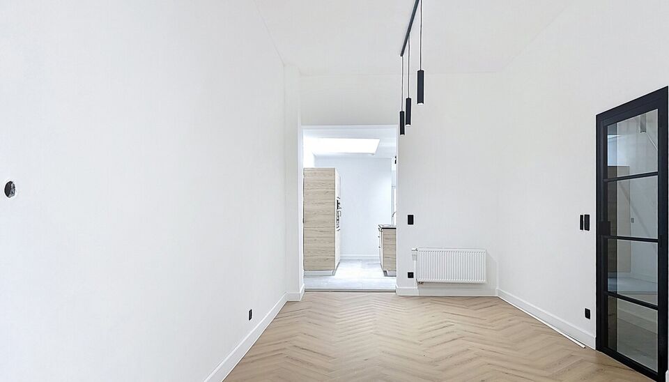 In een rustige straat, maar toch centraal gelegen, bevindt zich deze volledig gerenoveerde woning met onderhoudsvriendelijke tuin. De woning werd met oog voor detail afgewerkt en combineert moderne materialen met een tijdloze stijl. Bij het binnenkomen wo