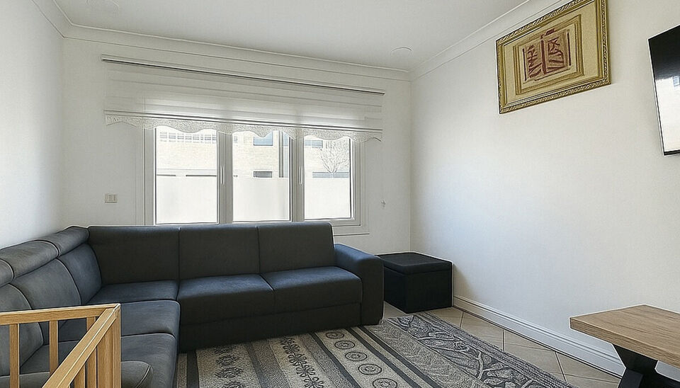 In een kalm en aangenaam straatje vlak bij de levendige Bredabaan bevindt zich deze charmante woning met drie slaapkamers. De woning biedt een praktische indeling en is ideaal voor starters, jonge gezinnen of investeerders.
Op het gelijkvloers vind je een