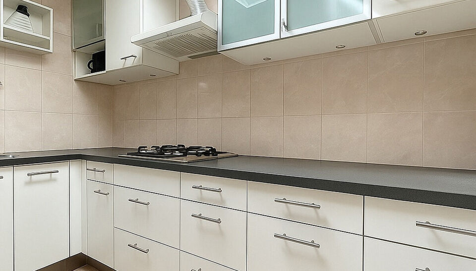 In een kalm en aangenaam straatje vlak bij de levendige Bredabaan bevindt zich deze charmante woning met drie slaapkamers. De woning biedt een praktische indeling en is ideaal voor starters, jonge gezinnen of investeerders.
Op het gelijkvloers vind je een