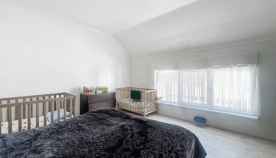 In een kalm en aangenaam straatje vlak bij de levendige Bredabaan bevindt zich deze charmante woning met drie slaapkamers. De woning biedt een praktische indeling en is ideaal voor starters, jonge gezinnen of investeerders.
Op het gelijkvloers vind je een