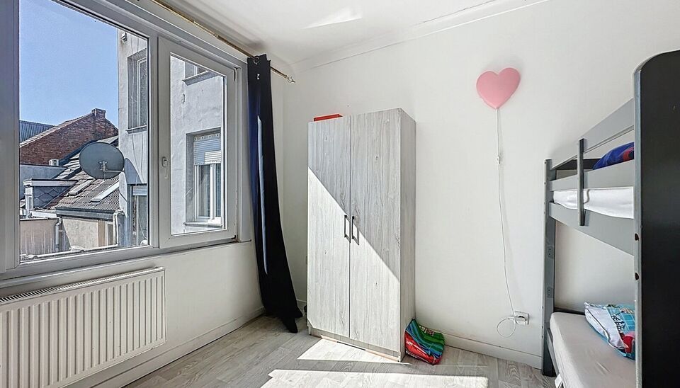In een kalm en aangenaam straatje vlak bij de levendige Bredabaan bevindt zich deze charmante woning met drie slaapkamers. De woning biedt een praktische indeling en is ideaal voor starters, jonge gezinnen of investeerders.
Op het gelijkvloers vind je een